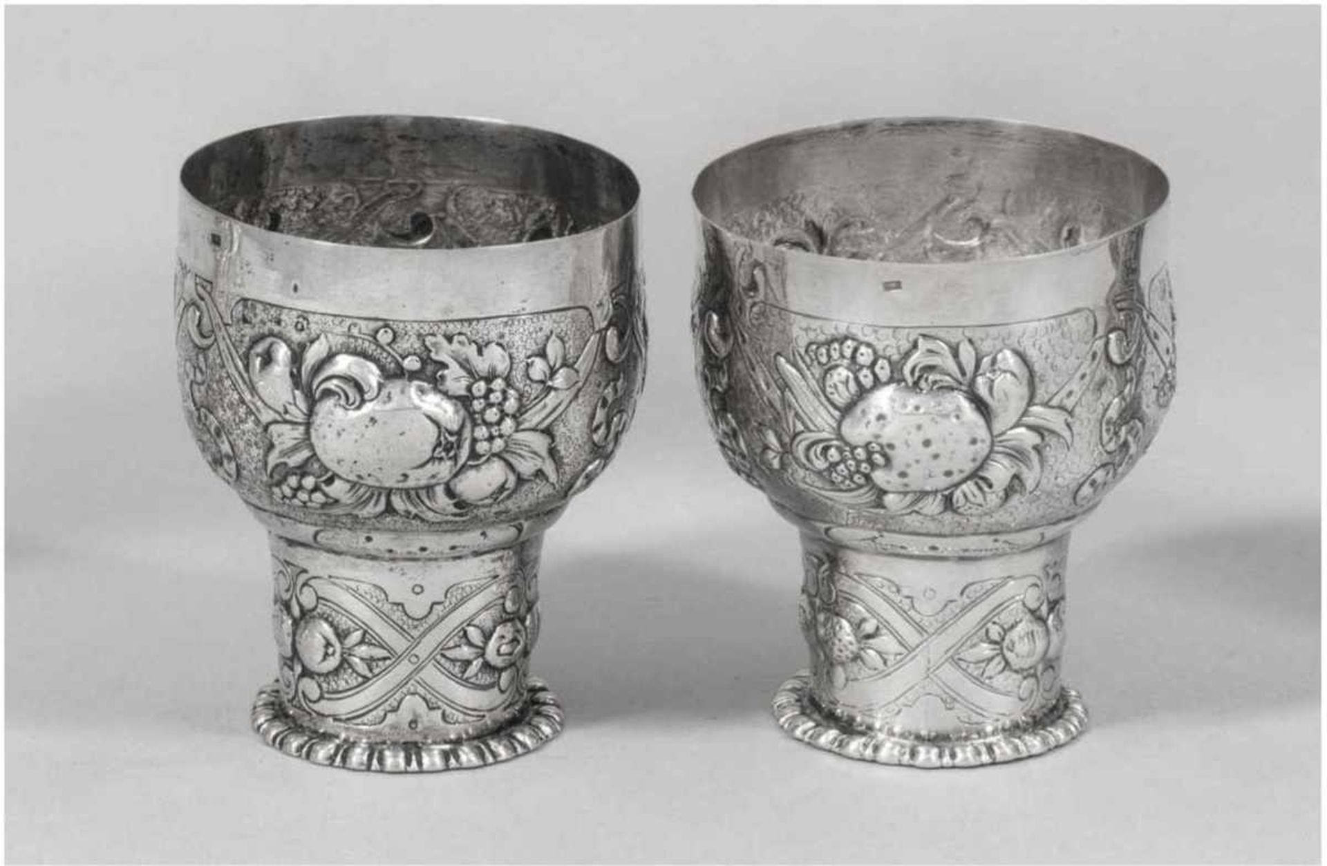 Paar Historismus-Becher, Silber, Deutschl. um 1900, zylindrischer Schaft und kugelförmigeKuppa mit