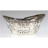 Henkelkorb, London 1903, Robert Pringle & Sons, 925er Silber, punziert, ca. 149 g,Schiffchenform mit