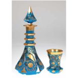 Biedermeier-Karaffe mit 1 Ranftbecher, blaues Glas mit reichen goldenen und silbernenBlatt-, Blüten-