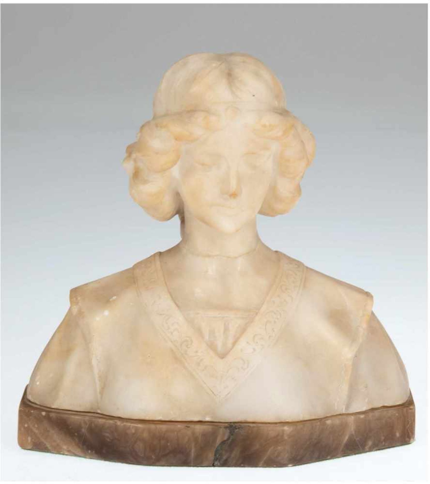 Büste einer jungen Frau, Alabaster auf Marmorplinthe, Gebrauchspuren, Ges.-H. 17 cm