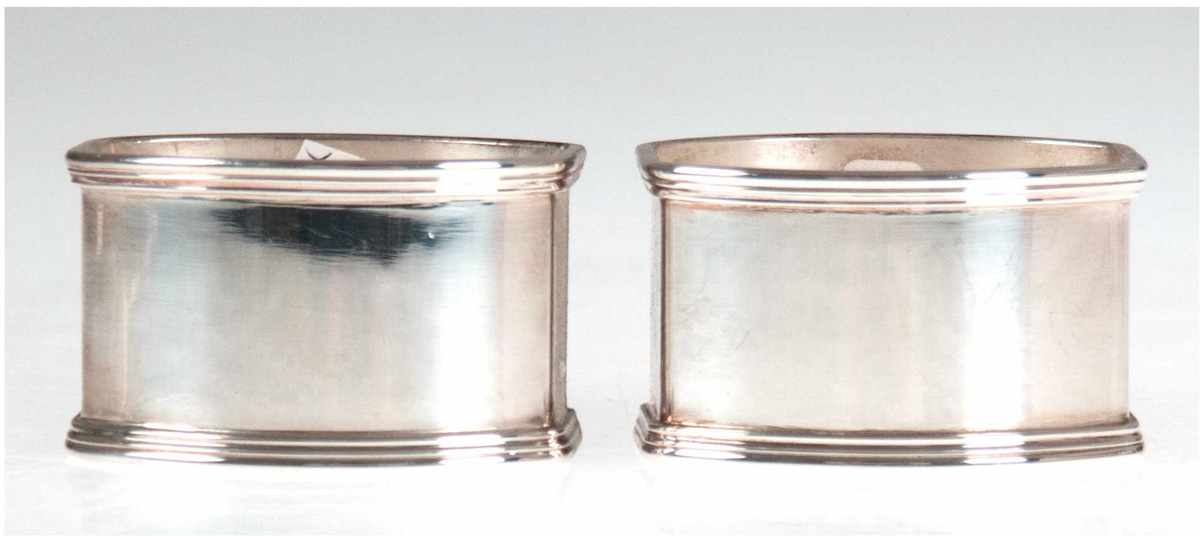 Paar Serviettenringe, 925er Silber, punziert, ca. 54 g, ovale Form mit Profilrand, B. 3 cm
