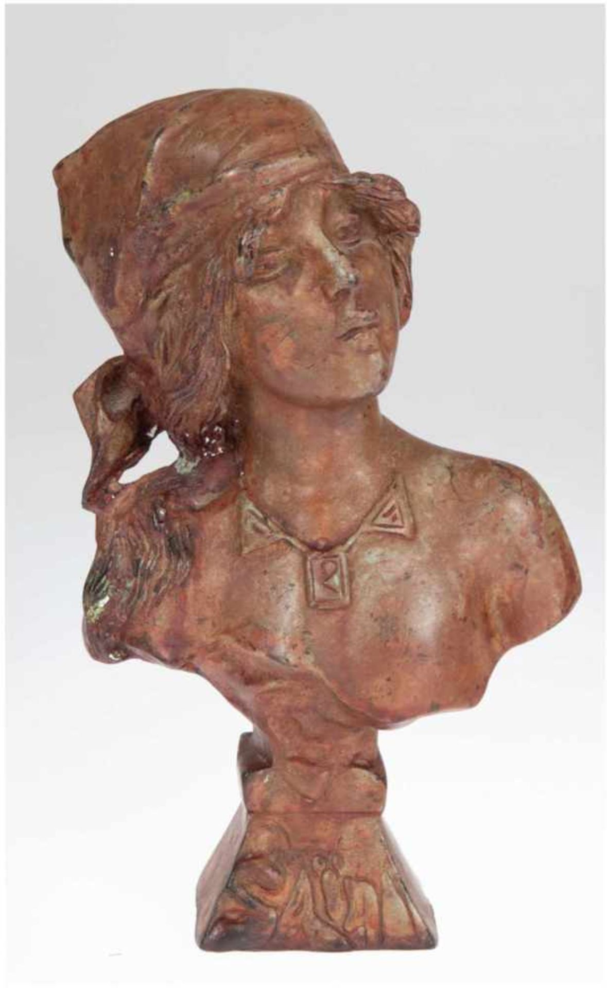 Bronze-Büste "Junge Frau mit Kopftuch", braun gefaßt, unsigniert, H. 28,5 cm, dazuMarmorsockel H.