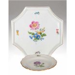 Vierpassiges Meissen-Tablett, 1934-1945, Bunte Blume 3, 1. Wahl, mit Goldrand, Dm. 22 cmund 1 kl.