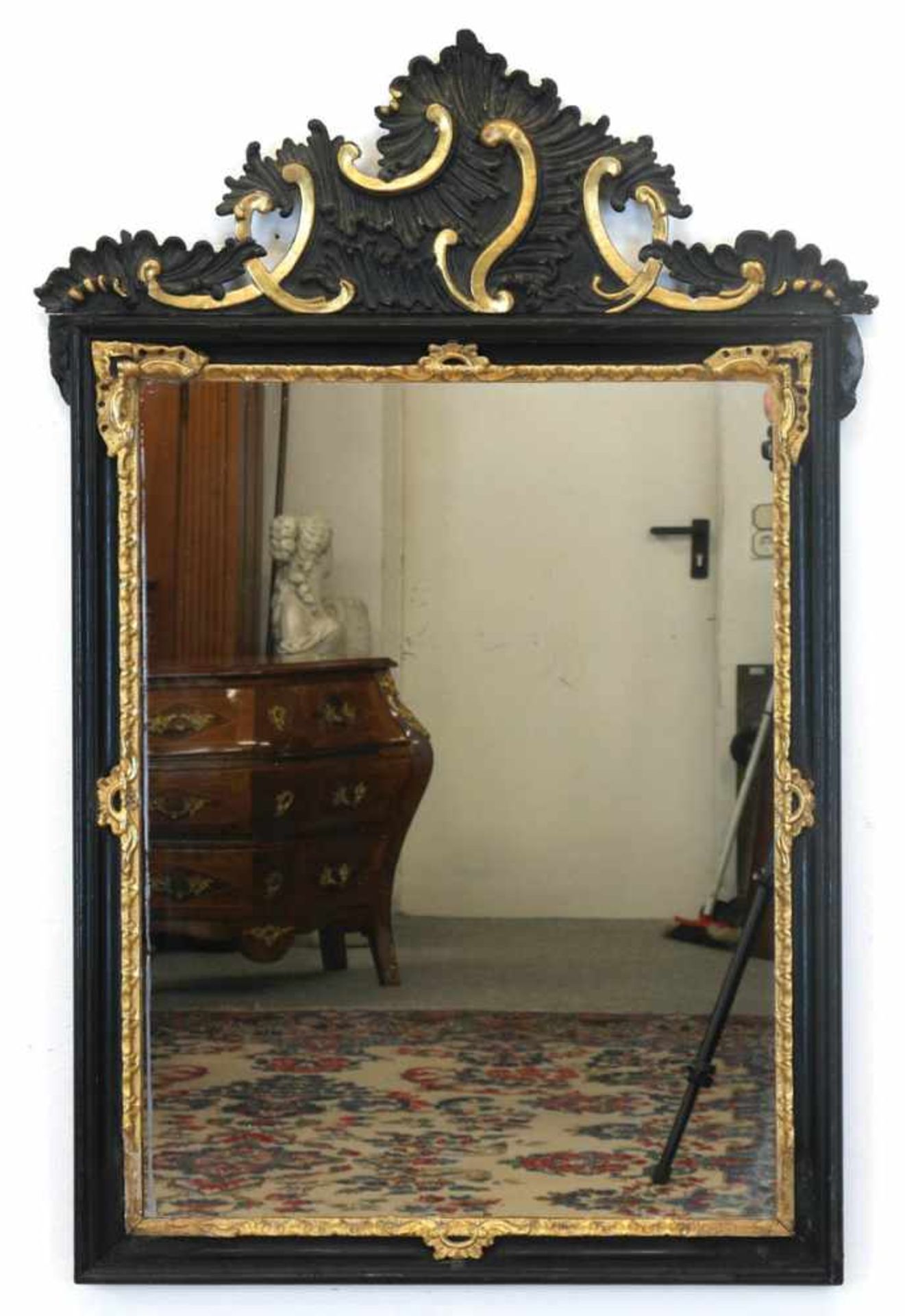 Barock-Spiegel, um 1750/60, Holzrahmen mit Stuckverzierungen und geschnitzter Bekrönung,