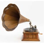Trichter-Grammophon, Eiche und Metallguß, farbig lackiert, profilgerahmter Korpus,Plattenteller