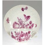 Meissen-Tasse mit UT, 18. Jh., Blume 4, purpur, Tasse auch innen bemalt, Goldrand(berieben),