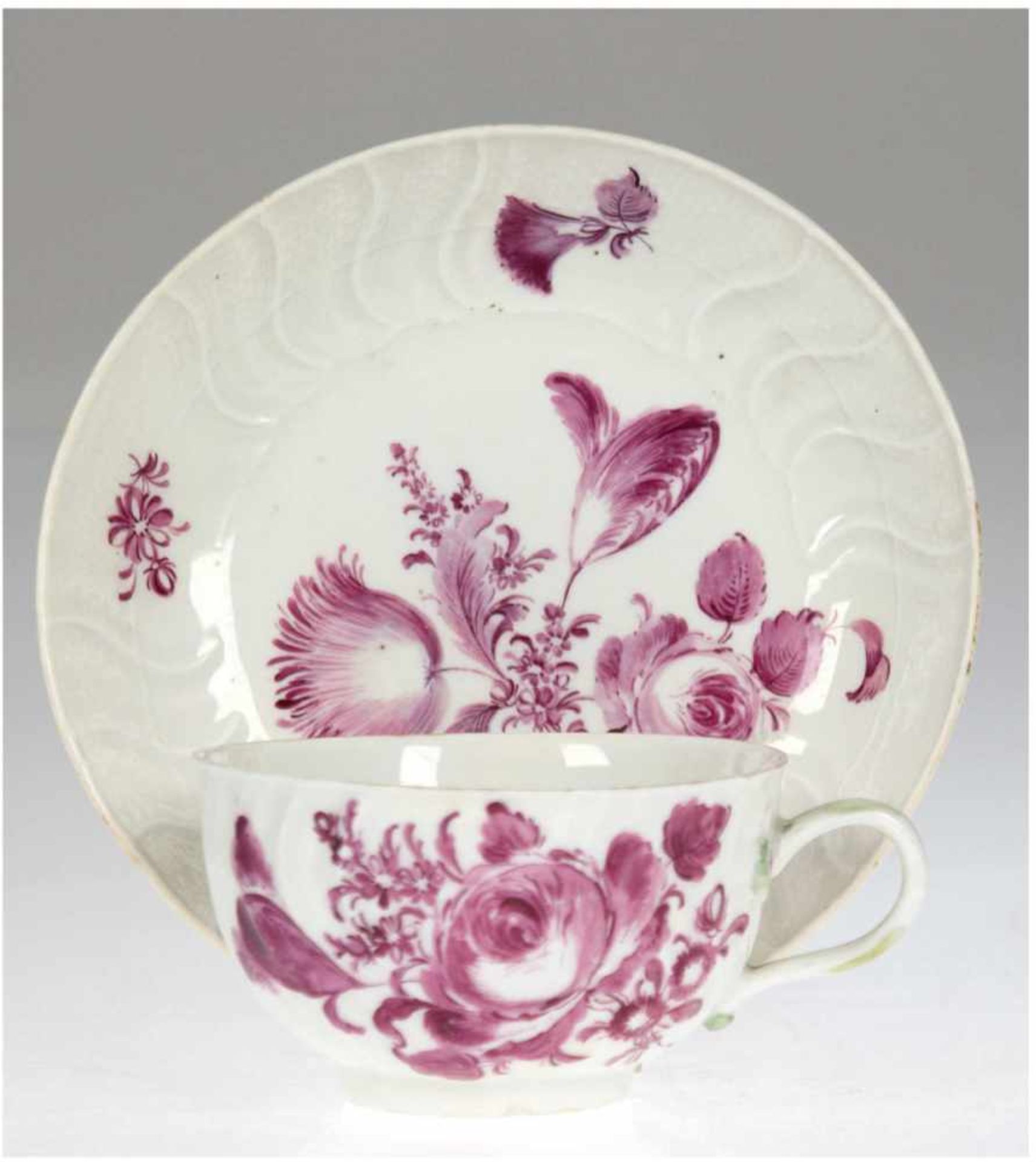 Meissen-Tasse mit UT, 18. Jh., Blume 4, purpur, Tasse auch innen bemalt, Goldrand(berieben),