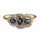 Ring, querovaler Ringkopf, im Art-Deco-Stil, 750er GG, 3 blaue Saphire von 0,75 ct.,Brillanten 0,