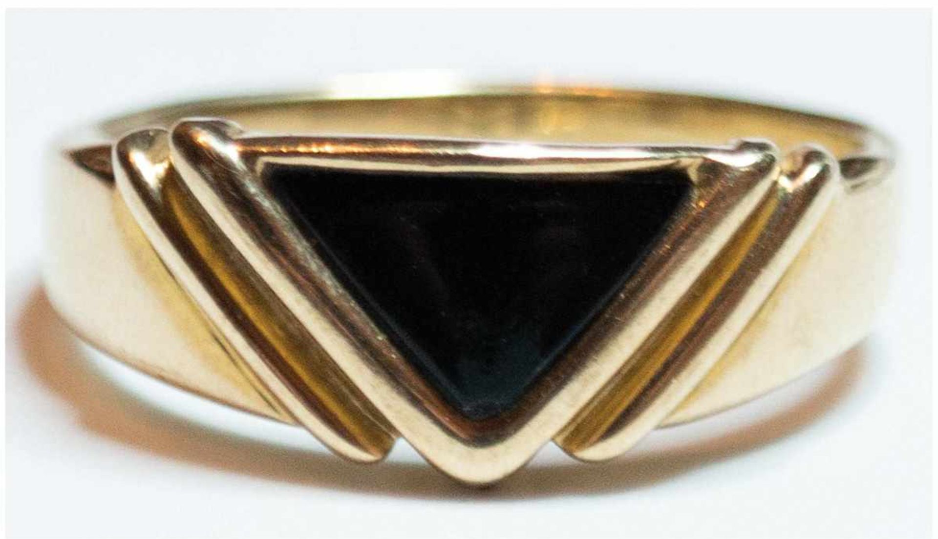 Ring, 333er GG, besetzt mit Onyx in Dreiecksform, RG 57