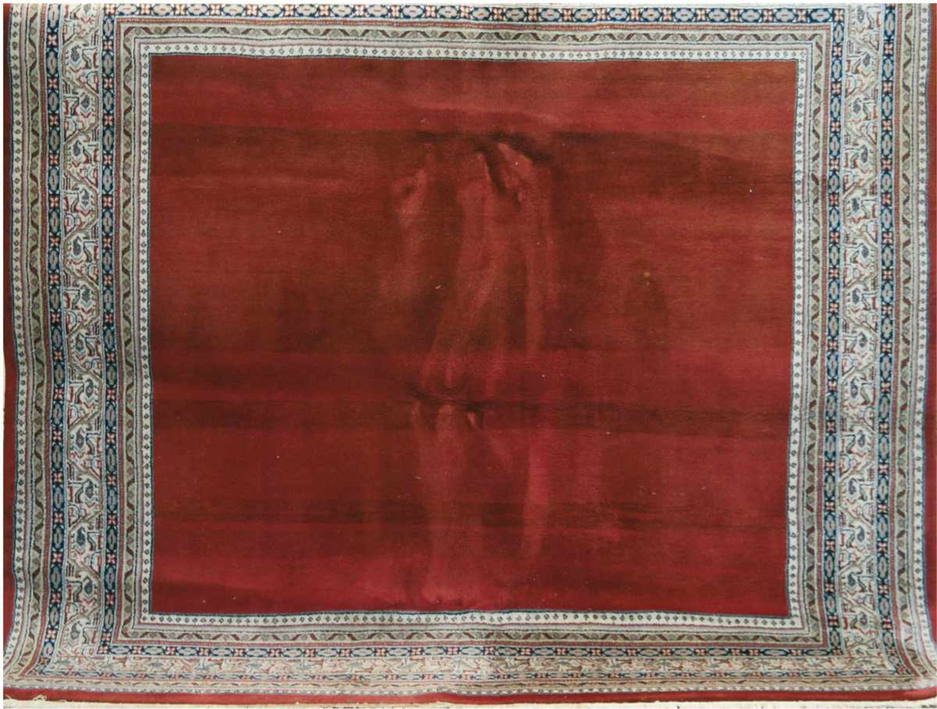 Orientteppich, rotgrundig, mit gleichbleibenem Muster, 1 Kante belaufen, auf einer SeiteFransen
