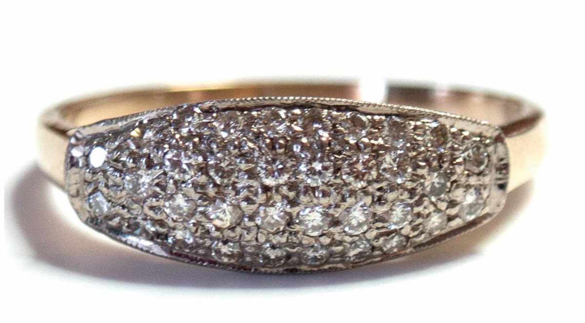 Ring, 750er GG/Wg, Brillanten 0,32 ct. in Pavee-Fassung, Innendurchmesser 18,1 mm, RG 57,Gew. ca.