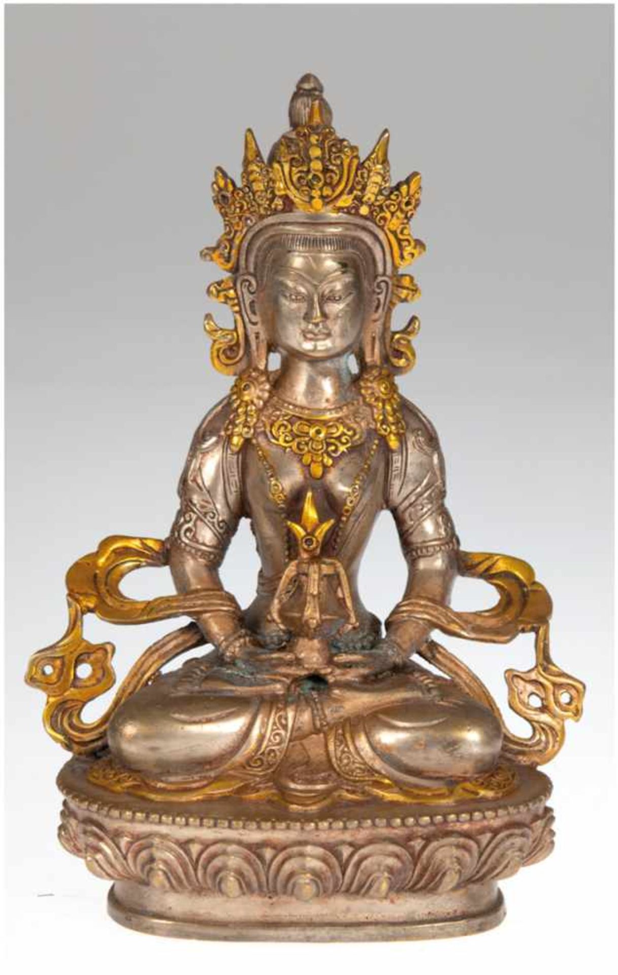 Buddha-Figur "Weiße Tara auf Lotosthron sitzend", Bronze, z.T. goldfarbend gefaßt,geschlossener