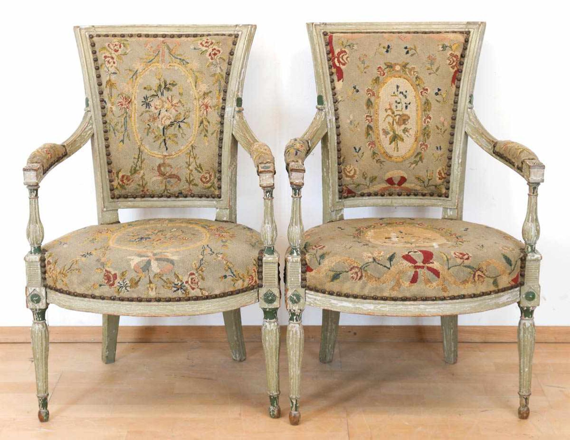Paar Louis-Seize-Armlehnstühle, Holz mit Originalfassung, gepolsterter Sitz undRückenlehne mit