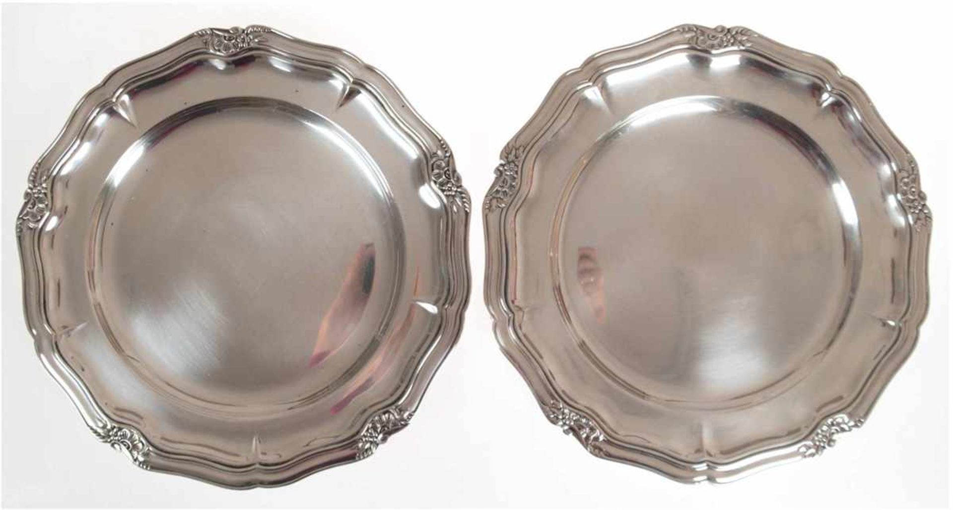 Paar Platzteller, 925er Silber, glatter Spiegel, mit geschweiftem Rand und