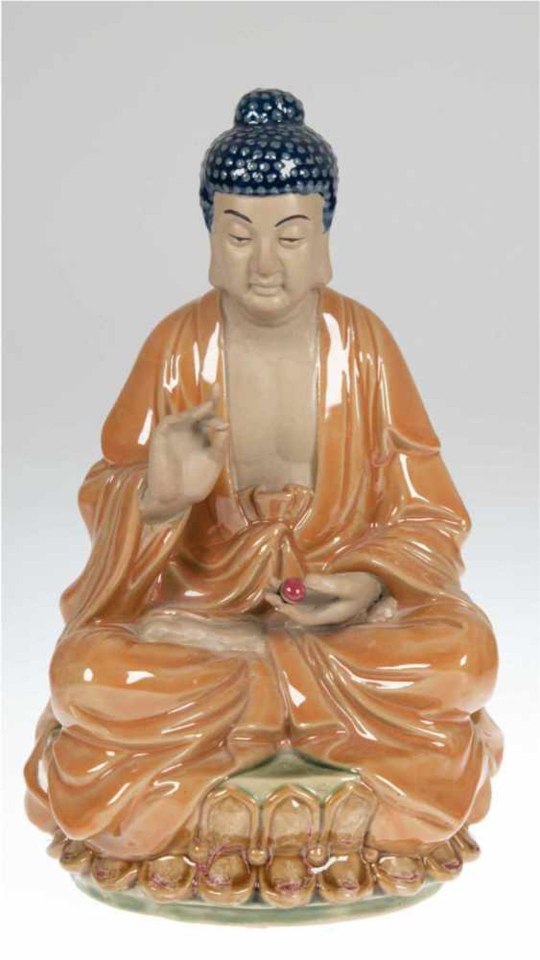 Buddha-Figur "Buddha mit Argumentationsgeste auf doppeltem Lotosthron sitzend", graueKeramik, z.T.