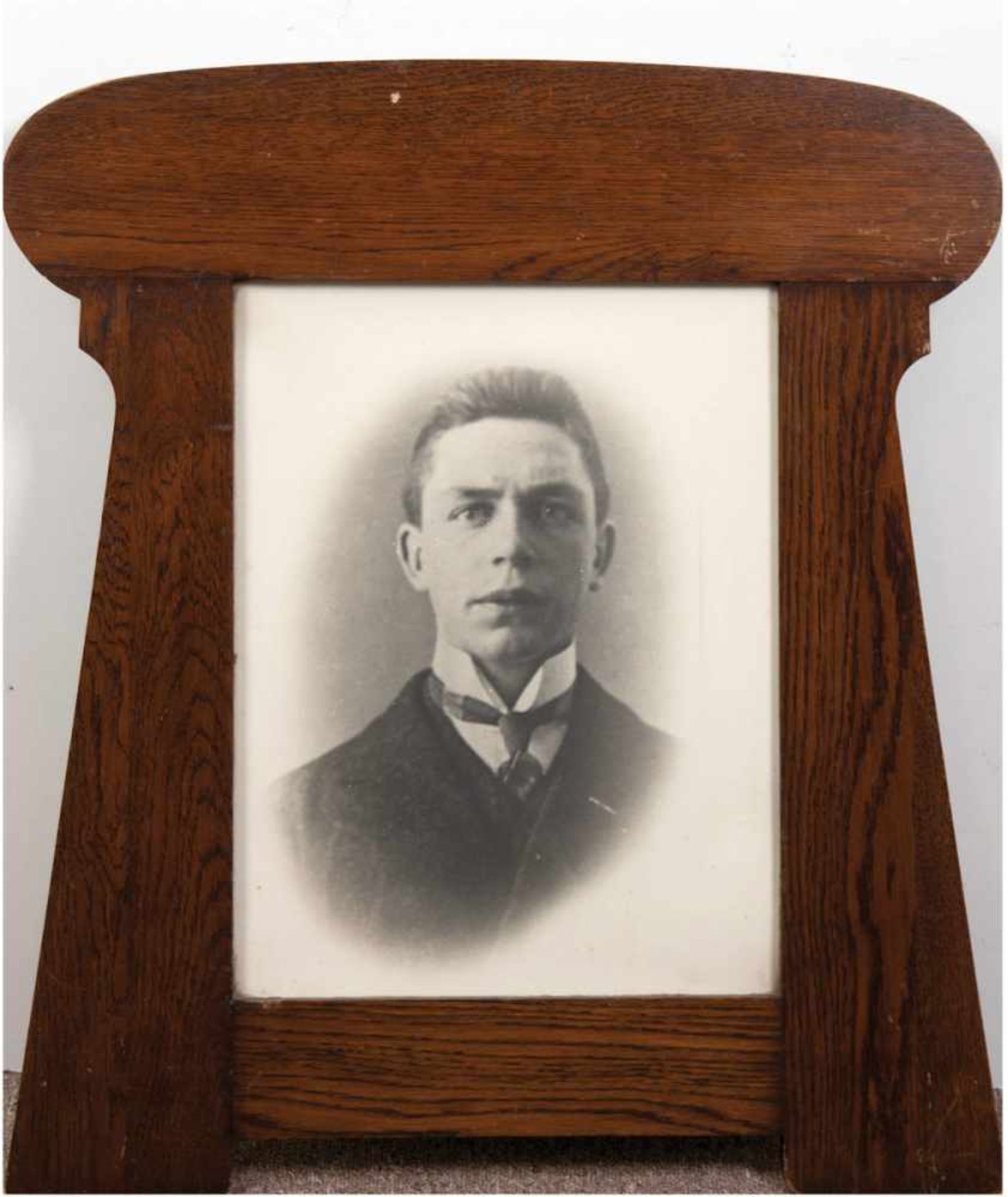 Jugendstil-Stellrahmen mit Foto eines jungen Herren, Holz, klappbar, verglast, 44,5x33 cm