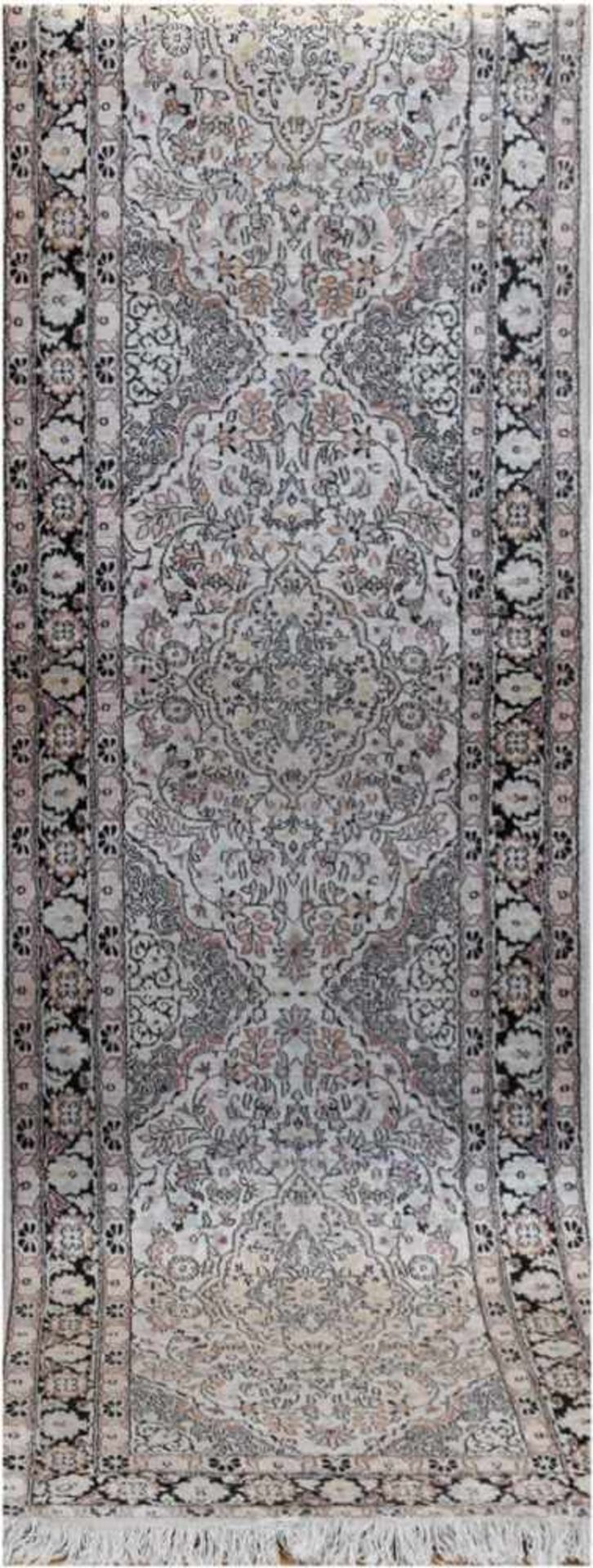 Kaschmir, hellgrundig, mit durchgehendem Muster und floralen Motiven, Kanten sowiestellenweise