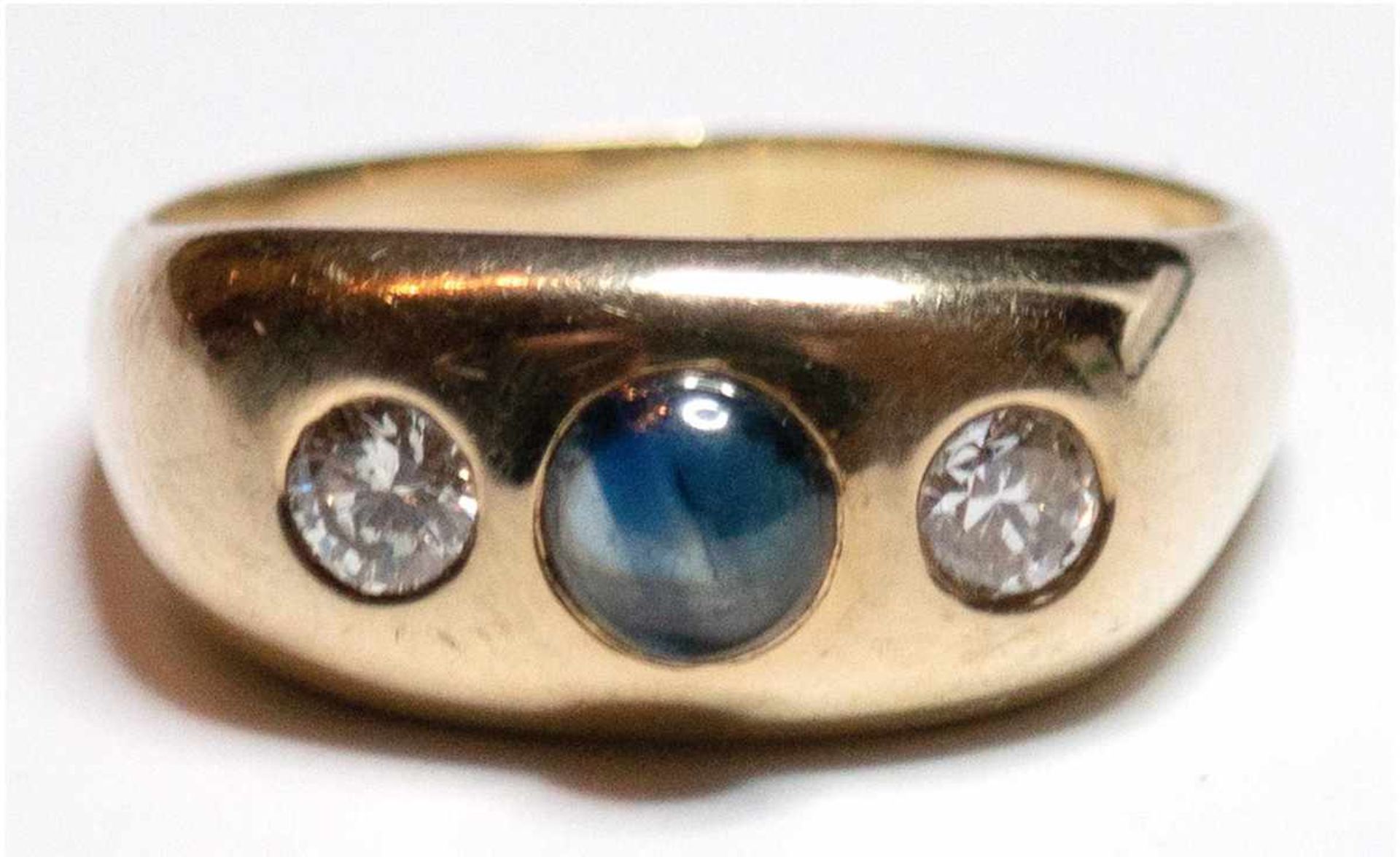 Massiver Ring, 585er GG, 2 Brillanten zus. ca. 0,50 ct., 1 Saphircabochon,Innendurchmesser 20,3