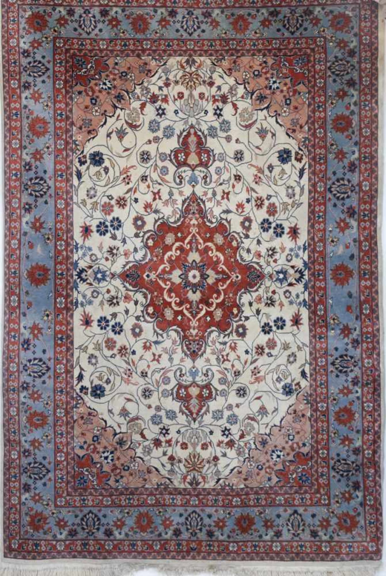 Isfahan, rotgrundig, mit zentralem Medaillon, mit Floralmotiven, Kanten belaufen, Fransenmittig