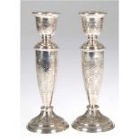 Paar Leuchter, Libanon, 20. Jh., Silber, gemarkt, konischer Schaft mit vasenförmigenTüllen, mit