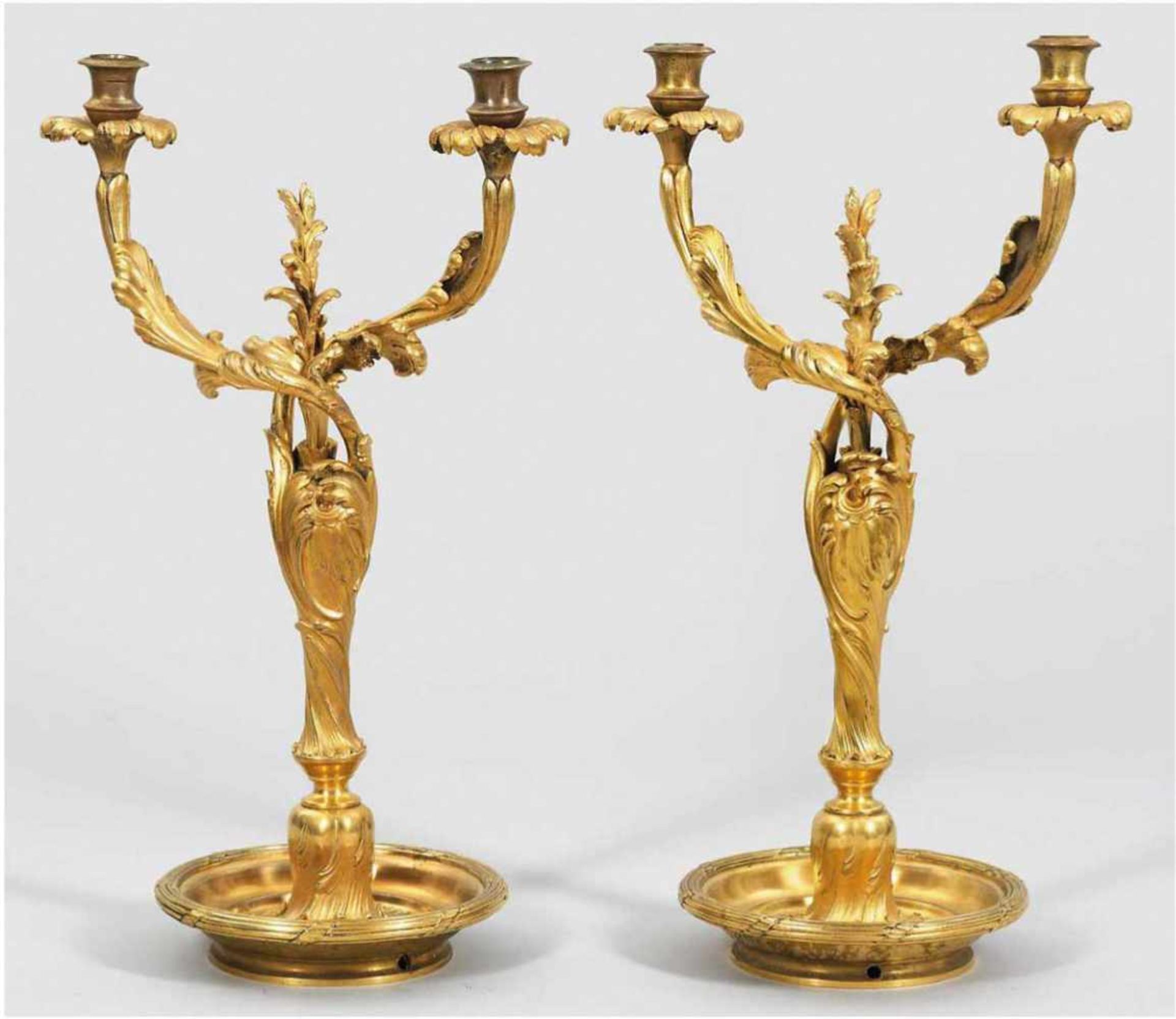 Paar Girandolen im Louis-Quinze-Stil, 2-flammig, Bronze, vergoldet, schalenförmiger,reliefierter