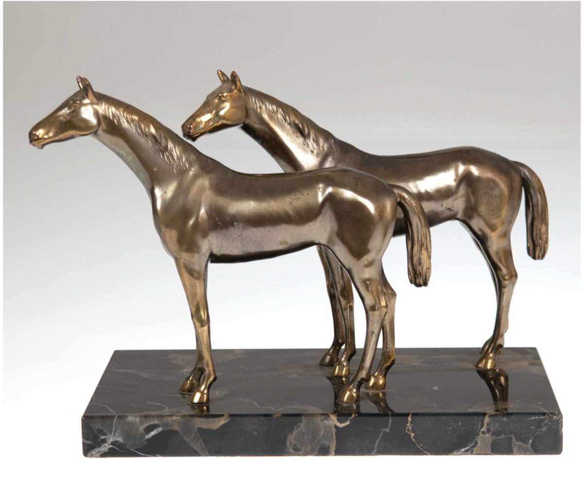 Figurengruppe "Zwei Pferde", Metallguß, gold und Silber patiniert, H. 16 cm, aufMarmorplinthe, H.