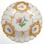 Meissen-Prunkteller, 1924-1934, Bunte Blume 2, goldstaffierte, gefächerte Fahne