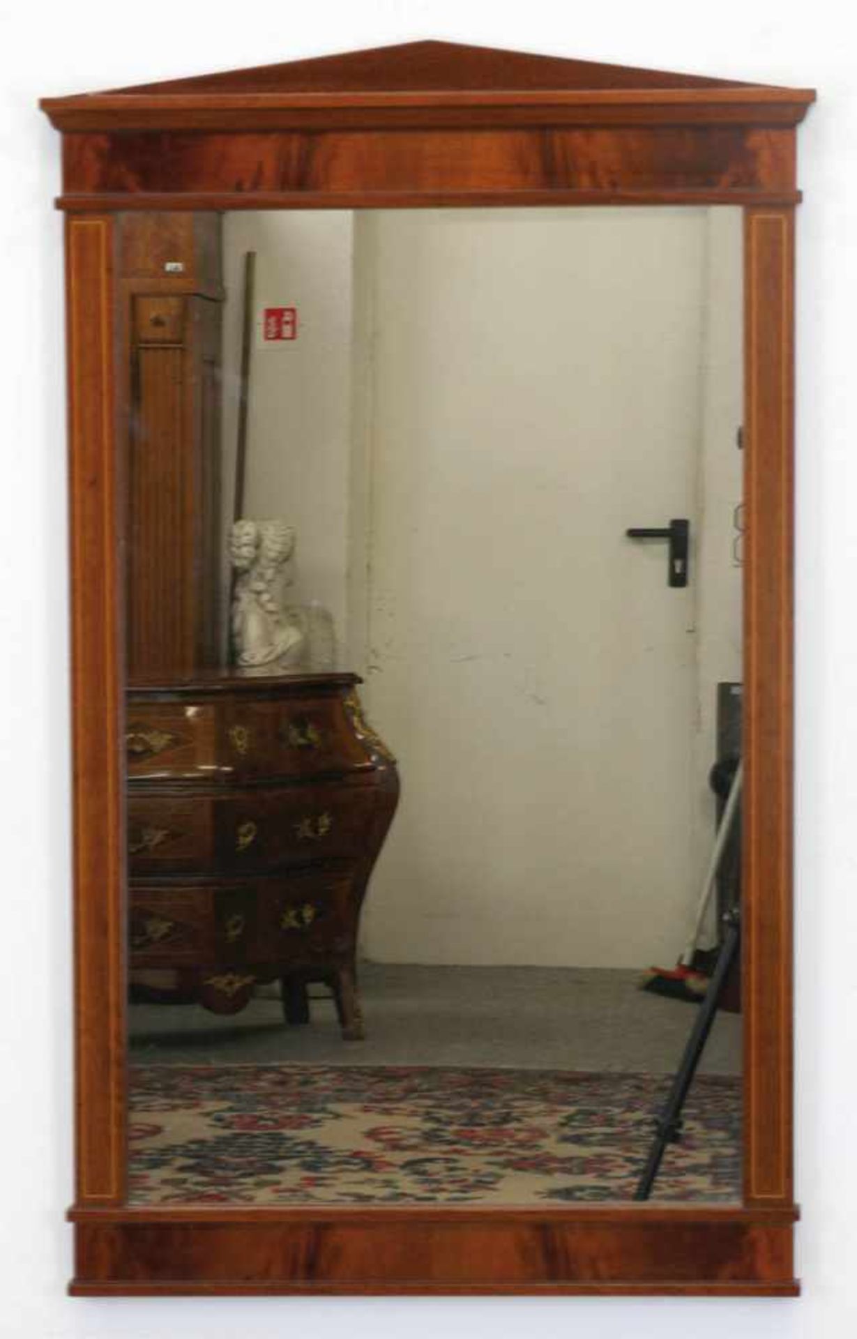 Spiegel im Biedermeierstil, 20. Jh., Mahagoni furniert, Fadenintarsien, 99x60 cm