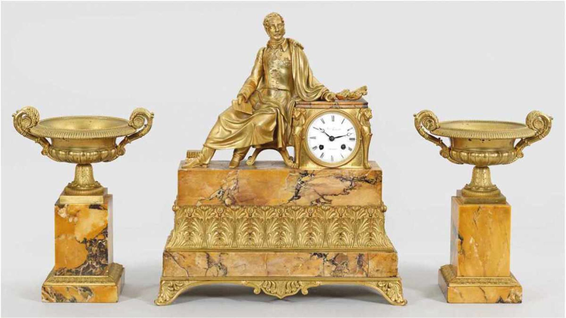Empire-Uhrengruppe, Frankreich um 1830, 3-teilig, Pendule und Paar Ziervasen, vergoldeteBronze und