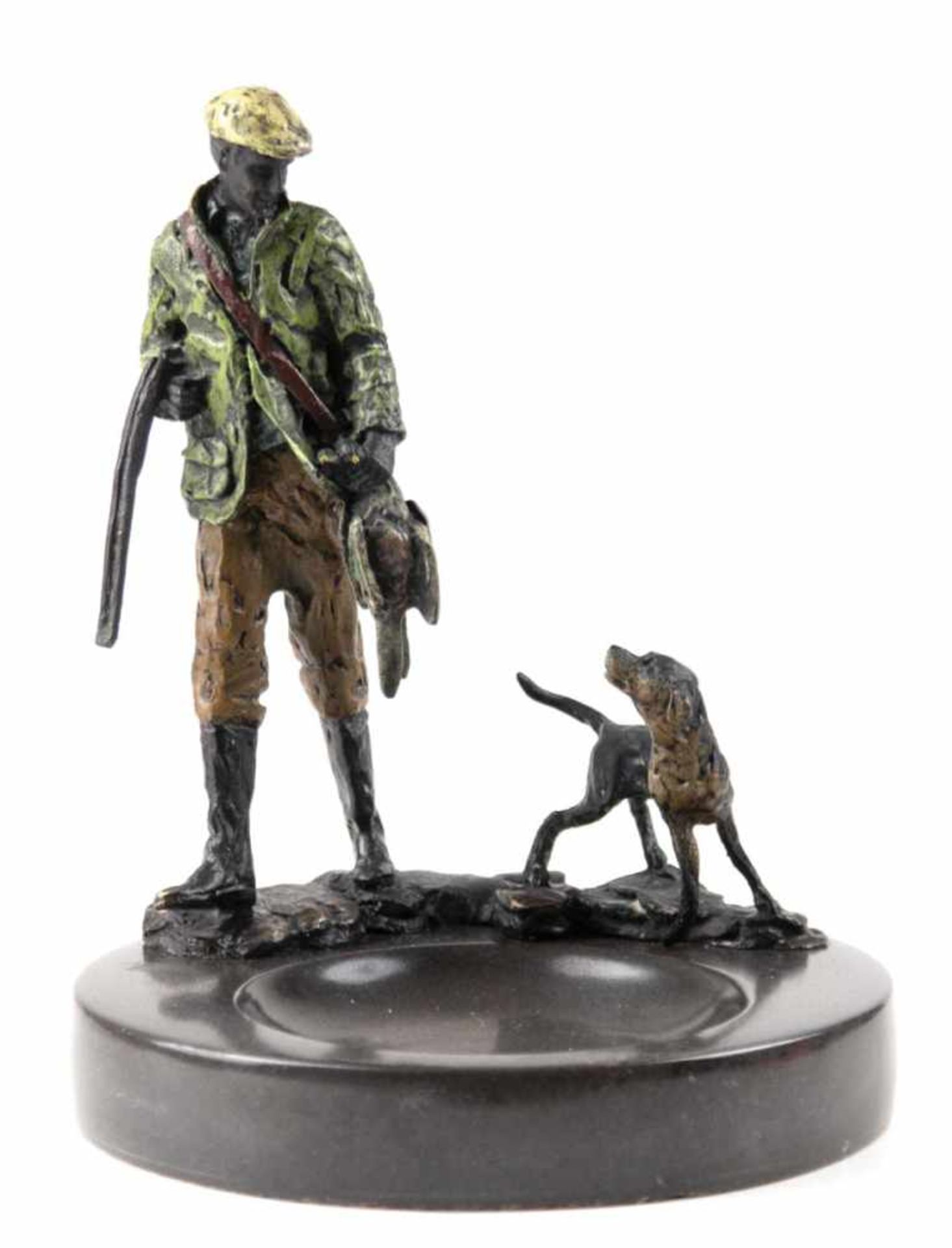 Bronze-Figurengruppe auf schwarzer Steinschale "Jäger mit erlegtem Vogel und seinemJagdhund, Nachguß