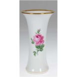 Meissen-Vase, Rote Rose, 1. Wahl, Rundstand mit konischer Wandung und trompetenförmigerMündung,
