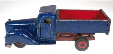 Spielzeug "Lastwagen", 1. H. 20. Jh., Holz, blau und rot gefaßt, Handarbeit, bespielt,18x48x17 cm