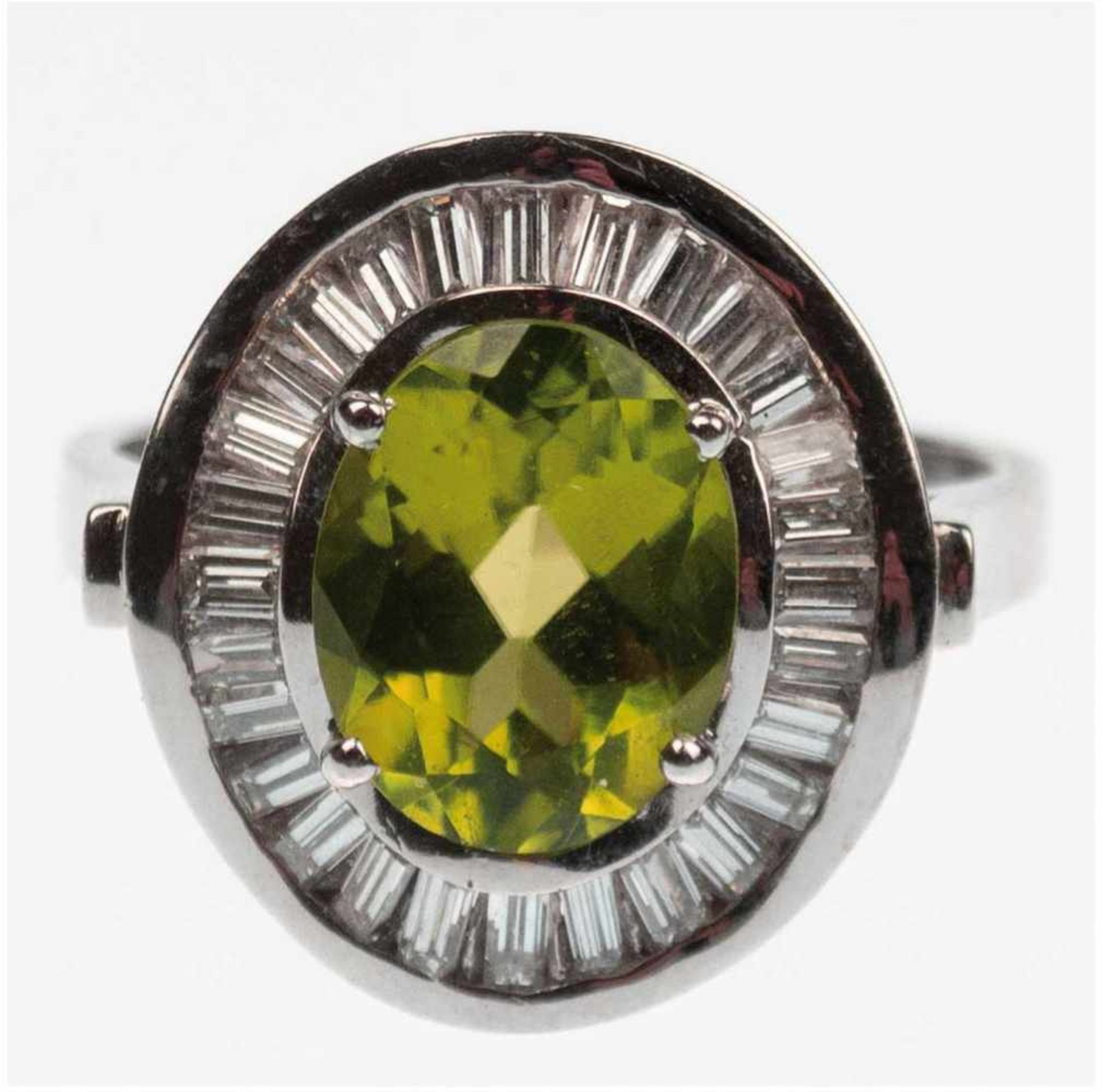 Ring, 750er WG, ges. 7,1 g, besetzt mit oval facettiertem Peridot 10x8 mm, umrandet vonBrillanten im
