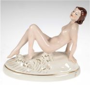 Art-Deco-Figur "Weiblicher Akt", Royal Dux, polychrom bemalt und gold staffiert, H. 16 cm,L. 19 cm