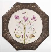 Jugendstil-Platte, floral reliefierte Zinnfahne, Keramikspiegel mit polychromemBlumendekor, Dm. 42,5