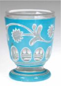 Fußbecher, farbloses Glas mit weißem und hellblauem Überfang und Floralschliff, Randbest., H. 10 cm