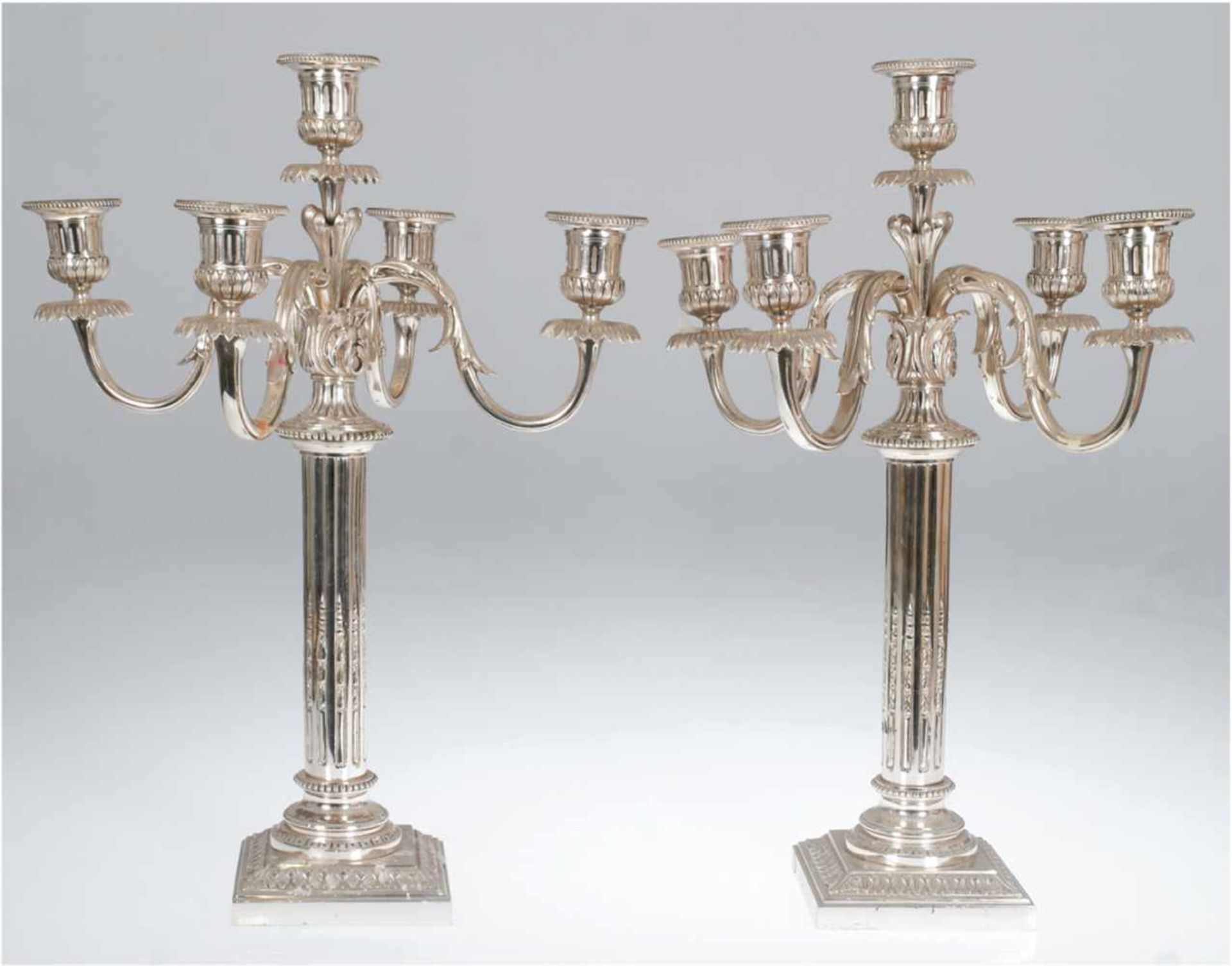 Paar Kerzenleuchter, Bronze versilbert, 5-flammig, gemarkt Gaillard Bayard, quadratischer,