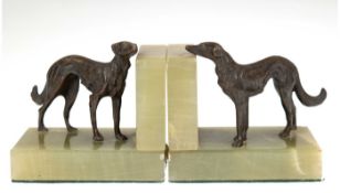 Paar Buchstützen, Jade, jeweils mit Bronzefigur "Windhund", min. best., 9x10x7 cm