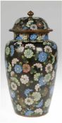 Cloisonné-Deckelvase, um 1900, polychrome Blumen- und Schmetterlingdarstellungen aufschwarzem Grund,