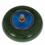 Jade-Dose, rund, mit vergoldeter Silber-Montierung, 88 Zolotniki, Meisterst. AM, Deckelmit blau