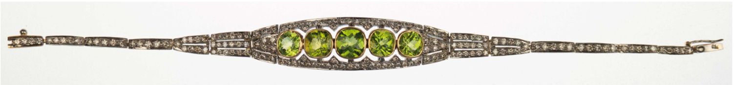 Armband, 750er GG/WG, ges. 17,8 g, Schauseite besetzt mit 5 großen Peridots von zus. 6,45ct., mit