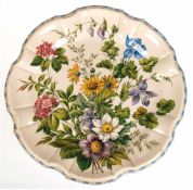 Großer Fayence-Teller mit üppiger polychromer Floralmalerei, Italien 20 Jh., geschweifterRand, Fahne