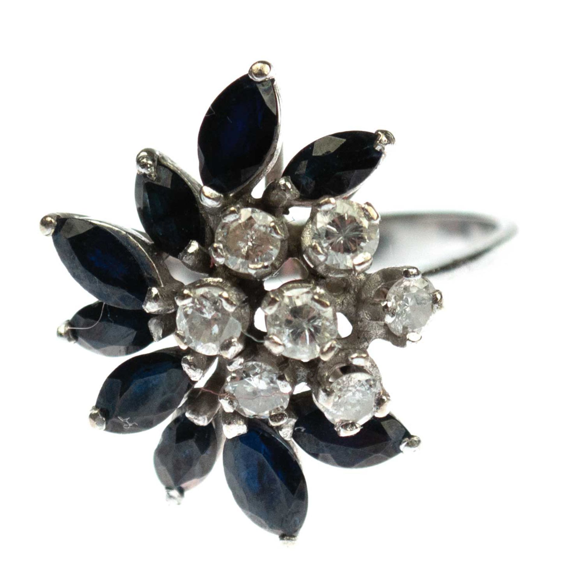 Brillant-Saphir-Ring, 750er WG, floral gestalter Ringkopf besetzt mit 7 Brillanten, vsi,zus. ca. 0,6