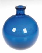 Kugelflasche, blaues Glas mit ausgeschliffenem Abriß, H. 15 cm