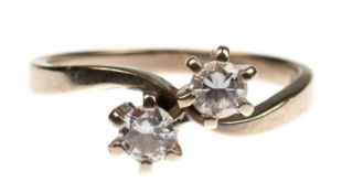 Brillant-Ring, 585er GG, mit 2 Brillanten vsi, zus. 0,46 ct., und Krappenfassung, RG 55,5