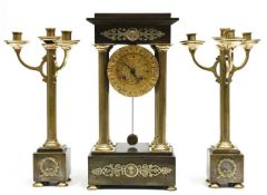 Uhrengarnitur, um 1820, 3-teilig, Messinggehäuse, kannelierte Vollsäulen,Bronzeapplikationen,