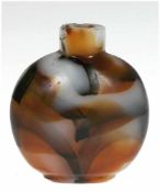 Snuff-Bottle, braun/schwarz marmoriertes Milchglas, Siegelreste mit asiatischenSchriftzeichen,