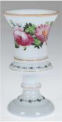 Milchglas-Vase mit floraler Emailmalerei und Goldrändern (berieben), 19. Jh., H. 16,3 cm