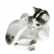 Porzellanfigur "Katze", Rosenthal, polychrom bemalt, H. 3,7 cm, L. 5,5 cm