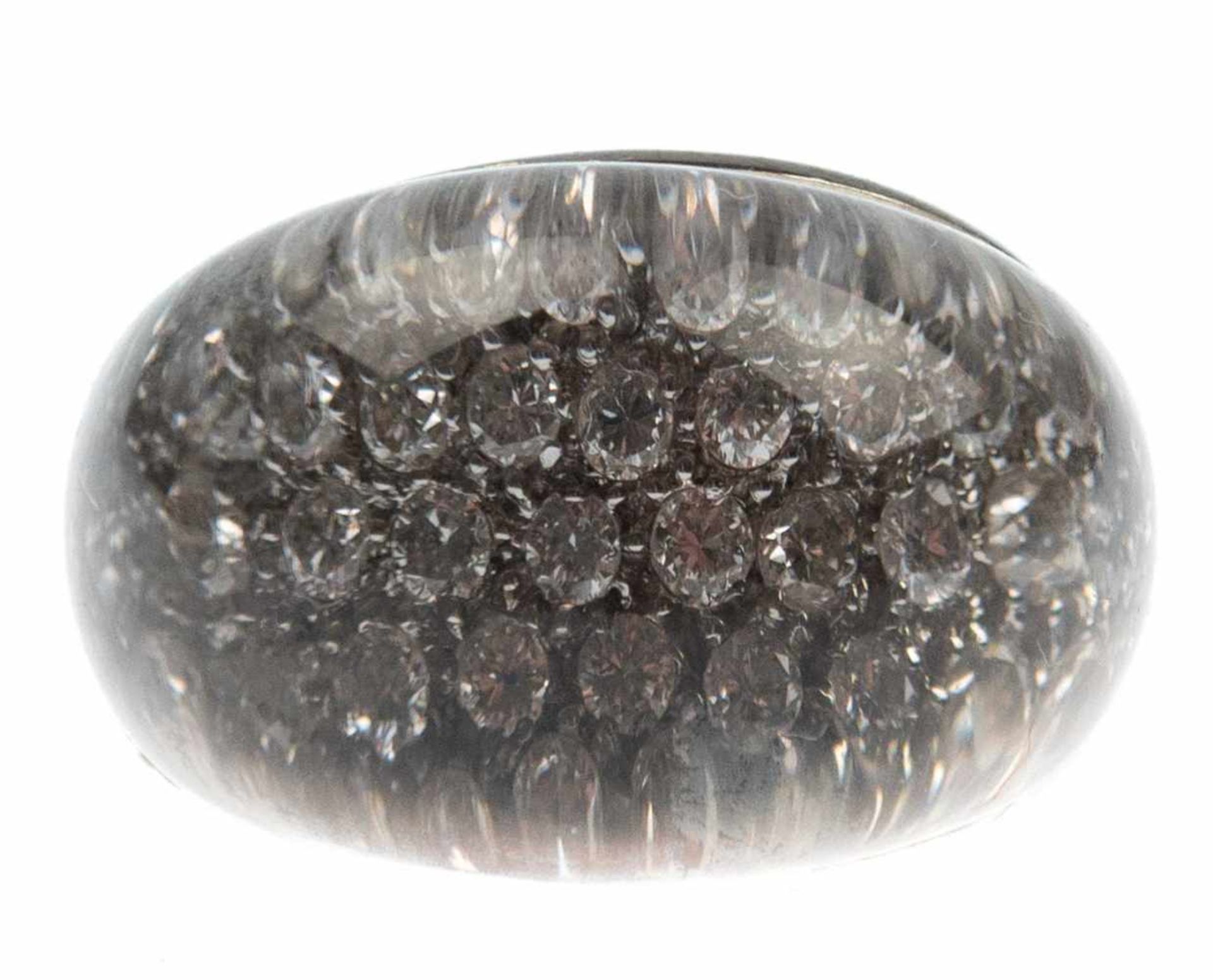 Cartier-Ring, 18 k WG, sich verbreiternde massive Ringschiene besetzt mit 68 Diamanten,darüber